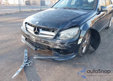 2011 Mercedes-Benz C 300 Sport 4Matic z USA, uszkodzony, nr VIN WDDGF8BB5BR144691